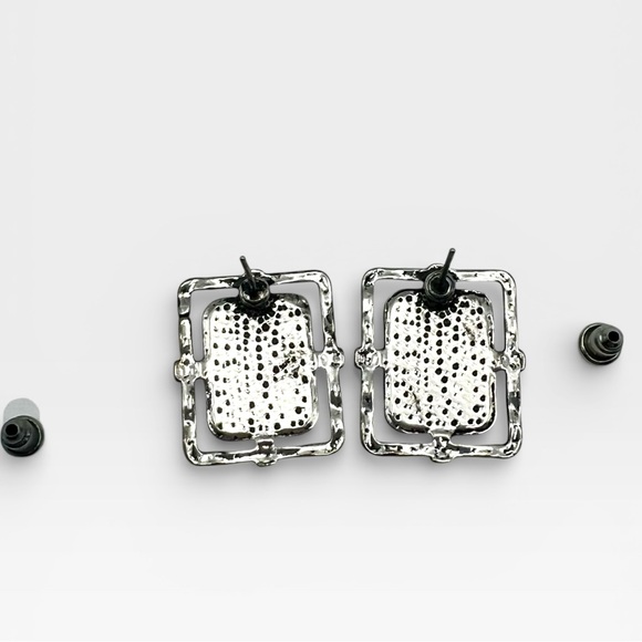 Center Stagecoach Earrings NWOT - Picture 3 of 3